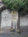 Totenkopf an der alten Stadtmauer
