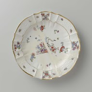 Rond bord, veelkleurig beschilderd met een Kakiemon-decor