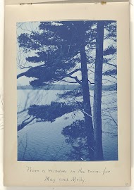 Uitzicht over een meer vanuit een vakantiewoning