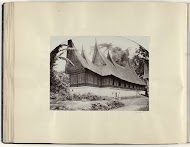 Mensen voor het Miangkabauhuis op Sumatra