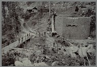 Bouw van de brug over de Aroel Timbang Gadja