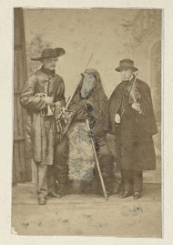 Toneelstuk met drie verkleede acteurs.