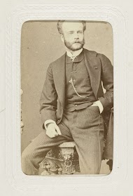 Studioportret van een man met snor en baard