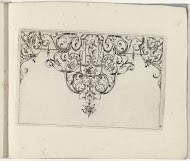 Ornamenprent met spits met rolwerk, twee vogels en twee honden, en boven in het midde een aap