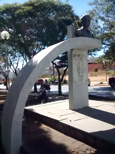 Estátua Do Deputado Esteves Rodrigues