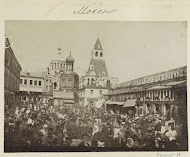 Boerenvolk op een plein temidden van kerken en huizen in Moskou