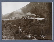 Trein op een spoorbrug bij Titi Paja Kombo op Sumatra