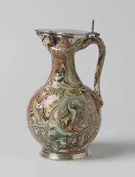 Kan met deksel van zilver waarin een wapen met helmteken