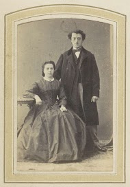 Portret van een man in een lange jas en een vrouw in een jurk