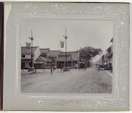 Straatgezicht bij de Chinese Kerk in Soerabaja met koetsen en voorbijgangers