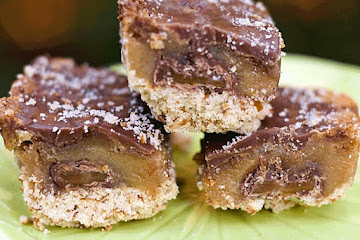 Caramel Chocolate Pretzel Bars