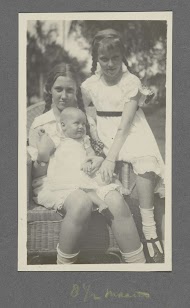 Groepsportret van acht en een halve maand oude baby Klaas Kleiterp en Corrie en Els Bakker in Batavia