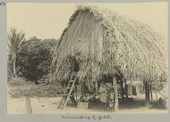 Kinderen voor een woning bij Galibi, Suriname