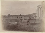 Twee mannen met lastdieren bij (vermoedelijk) een karavanserai in Perzië