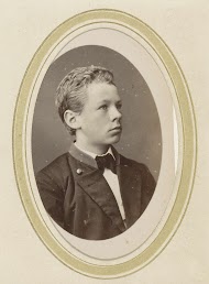 Portret van een jongeman met een strik