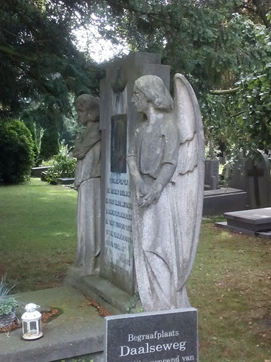 Engelen Op Begraafplaats Daalseweg
