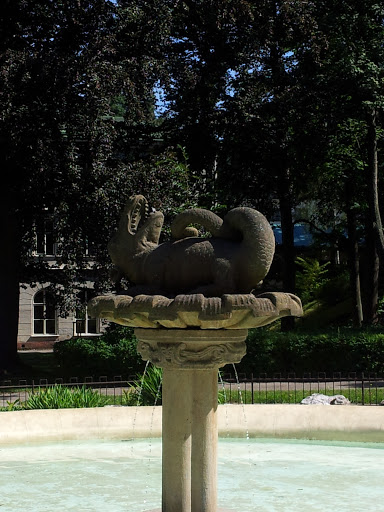 Fontána s drakem v parku