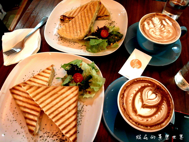 好窩咖啡！可帶寵物的咖啡廳，可惜已經沒有大眼仔、三眼怪拉花咖啡，但帕尼尼不錯吃！