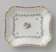 Schaal, rechthoekig en diep, behorend bij een servies met geslingerd lintmotief met bladertakken, bloemboeketten en gestrooide bloemtakken