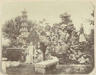 Groepsportret van J. Lloyd E. Palm en vrienden in een Chinese tuin