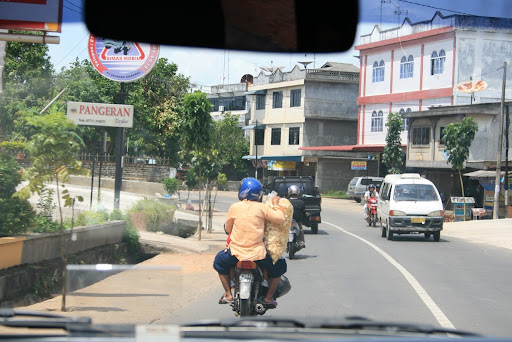 A 2 sur un 2 roues avec un gros paquet de chips!