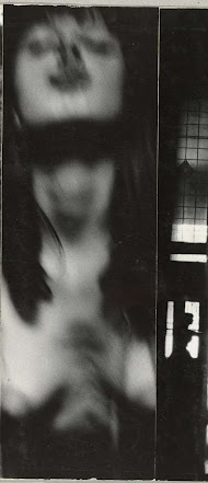 Gezicht en hals van een naakte vrouw met opgeheven hoofd