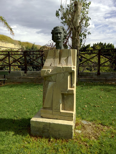 Xylouris Statue