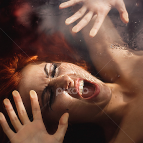 Scream underwater. by Oana Artem - People Portraits of Women