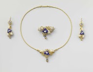 Demi-parure bestaande uit een collier, een broche en twee oorhangers