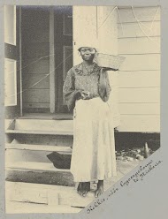 Kokkie, vóór logeergebouw te Nickerie