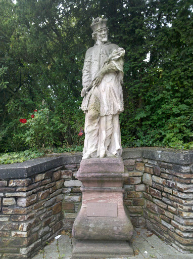 Statue vor dem Krankenhaus
