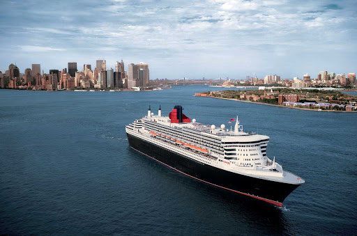Cunard-Queen-Mary-2-Manhattan-skyline - Get close-up views of the Manhattan skyline when Queen Mary 2 sails through New York Harbor. 
