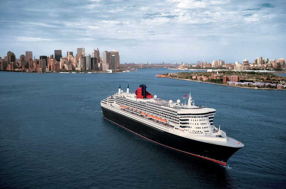 Cunard-Queen-Mary-2-Manhattan-skyline - Get close-up views of the Manhattan skyline when Queen Mary 2 sails through New York Harbor. 