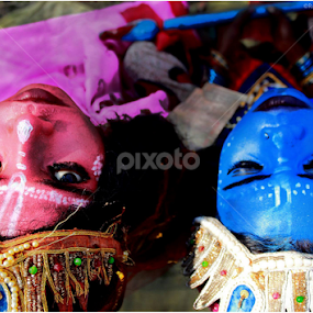 Curiosity by Rudra Roy Chowdhury - People Street & Candids