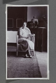 Portret van Tine Kleiterp-Vermeulen zittend in een stoel in Adiwerna op Java