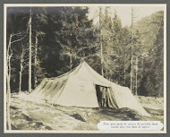 Vermoedelijk Italiaanse militair poserend voor een tent van de hulpdienst, verborgen in een dennenbos in de Dolomieten