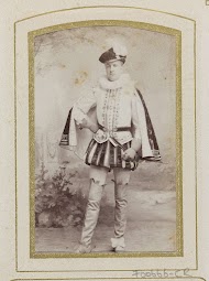 Portret van een jonge man in kostuum met degen, aangeduid als A. Ypey