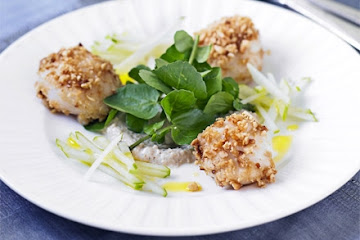 Scallop & apple salad with hazelnut dressing