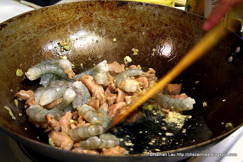 [frying shrimp for fried hokkien mee[4].jpg]