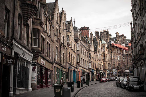 street-edinburgh-scotland - Walking up toward Edinburgh Castle in Edinburgh, Scotland.