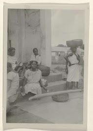 Surinaamse vrouwen op trap met manden