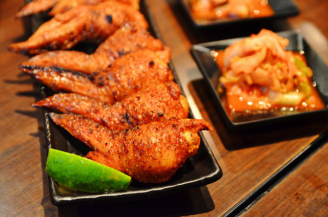 亂烤串燒居酒屋~巷弄美食之好吃的平價串燒，推薦雞肉串、牛肋條、明太子雞翅，近捷運松江南京