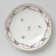 Schotel, beschilderd met strooibloemen en gouden lovertjes