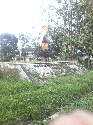 Tangan Monster Statue