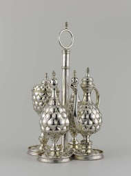 Strooier met ruitvormige gaten in het deksel, behorend bij een specerijenservies