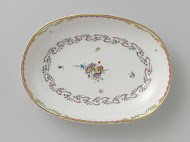 Schaal, diep en ovaal van vorm,behorend bij een servies met geslingerd lintmotief met bladertakken, bloemboeketten en gestrooide bloemtakken
