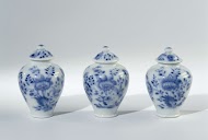 Vaas met deksel, beschilderd met planten en een insekt