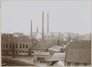 Exterieur van fabrieksgebouwen met schoorstenen