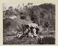 Groepsportret van mannen en vrouwen tijdens een uitstapje