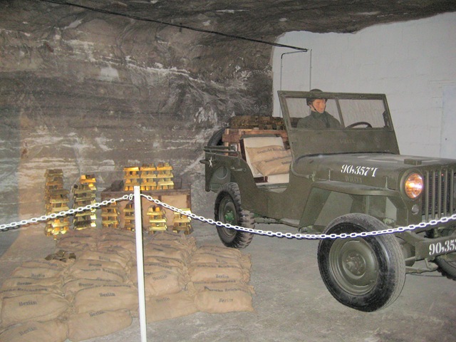 [US-Jeep u. Goldschatz[4].jpg]